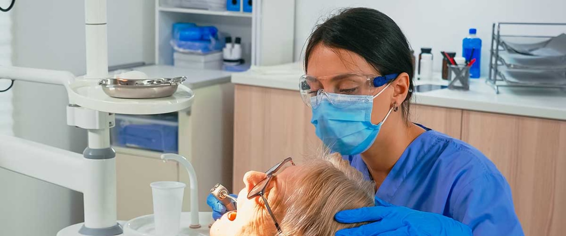 What services do emergency dentists provide?